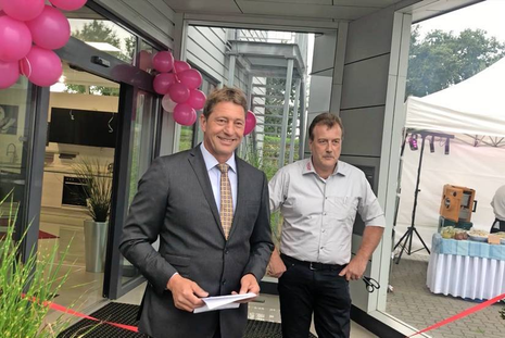 Inhaber Thomas Knop (lks.) und Abteilungsleiter Küche Carsten Bandlow eröffneten die neuen Räumlichkeiten im Wagrienring 12-14.