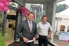Inhaber Thomas Knop (lks.) und Abteilungsleiter Küche Carsten Bandlow eröffneten die neuen Räumlichkeiten im Wagrienring 12-14.