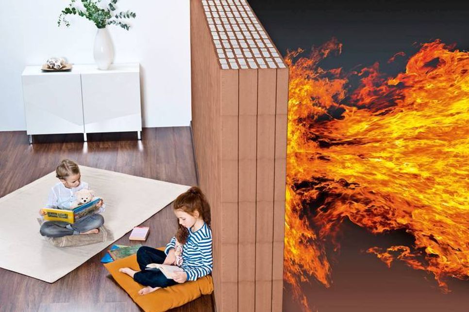 Auch beim Brandschutz setzen Bauherren mit dem Traditionsbaustoff Ziegel auf Sicherheit, denn Ziegel sind bei ihrer Herstellung im wahrsten Sinne bereits durchs Feuer gegangen. Foto: djd/Deutsche Poroton