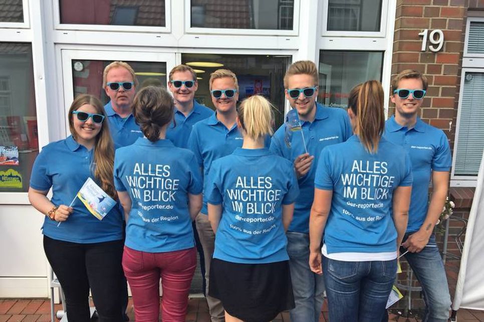 Gut zu erkennen: Die reporter-Mitarbeiter tragen stolz ihre neuen Poloshirts und die Festival-Sonnenbrillen, die zum Festivalstart an die gesamte Belegschaft verteilt wurden.