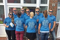 Gut zu erkennen: Die reporter-Mitarbeiter tragen stolz ihre neuen Poloshirts und die Festival-Sonnenbrillen, die zum Festivalstart an die gesamte Belegschaft verteilt wurden.