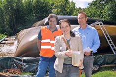 Sauberes und entschlammtes Wasser präsentieren Bürgermeisterin Hatice Kara, Projektmanager Samad Belmahi (links) und Tiefbau-Ingenieur Michael Hasselberg vor den riesigen Geotextil-Schläuchen, aus denen das gereinigte Wasser in die Teiche zurückläuft. (Foto: René Kleinschmidt)