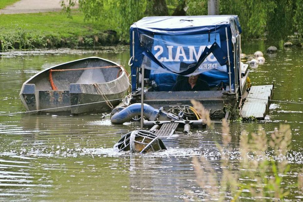 Dieser Saug-Spülbagger saugt bis Ende Juni 3.500 Kubikmeter Schlamm von 6.000 Quadratmetern Teichsohle ab. (Foto: René Kleinschmidt)
