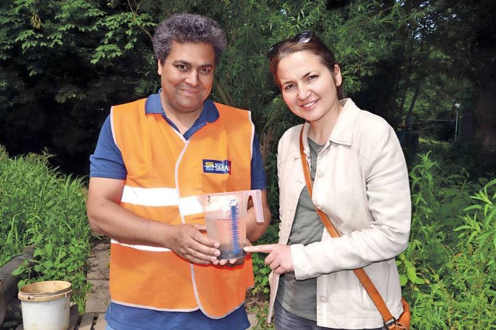 Timmendorfer Strands Bürgermeisterin Hatice Kara und Projektmanager Samad Belmahi begutachten eine Wasserprobe, in der unten der Schlamm zu erkennen ist. (Foto: René Kleinschmidt)