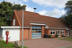 Das Feuerwehrgerätehaus in Mönchneversdorf. Für die Erweiterung hofft die Gemeindevertretung auf Fördermittel in Höhe von rund 300.000 Euro.