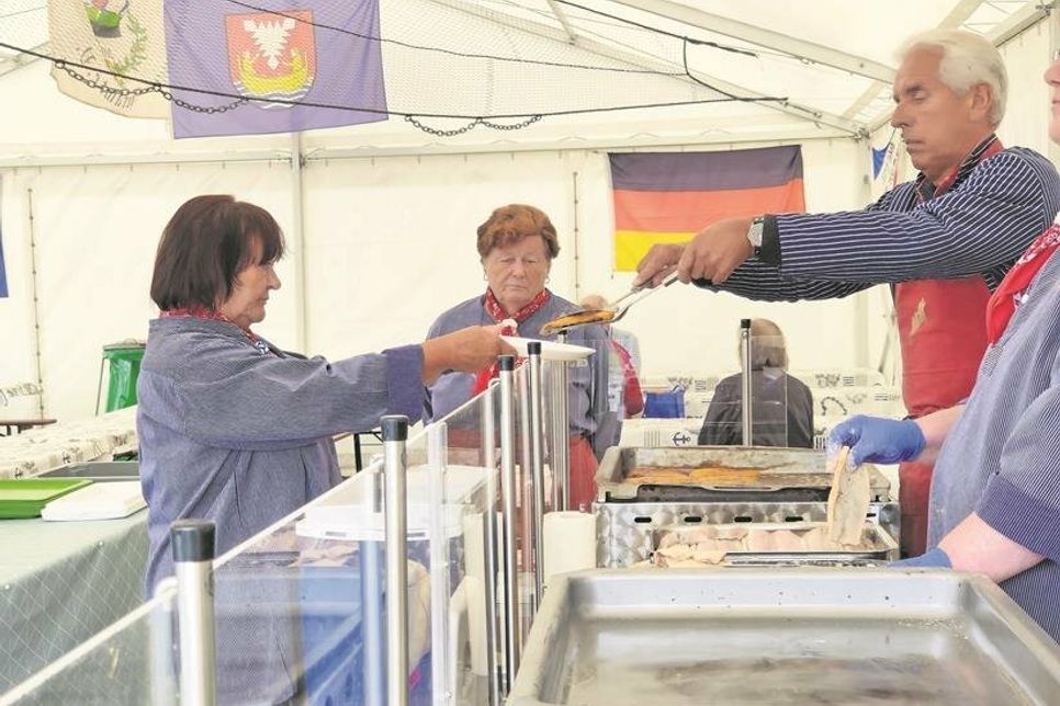 Im großen Festzelt auf dem Netztrockenplatz wird frisch gebratener Fisch angeboten.