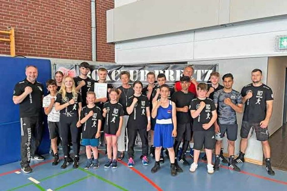 Die Vorsitzende des Kreissportverbandes Plön, Gerlinde Müller (mitte), zu Gast beim Team des Boxclub Preetz mit Cheftrainer René Küpper (links). Frau Müller überreichte die Urkunde und den Scheck mit der Prämie über 1.000 Euro.