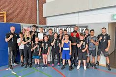 Die Vorsitzende des Kreissportverbandes Plön, Gerlinde Müller (mitte), zu Gast beim Team des Boxclub Preetz mit Cheftrainer René Küpper (links). Frau Müller überreichte die Urkunde und den Scheck mit der Prämie über 1.000 Euro.