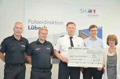 Obligatorische Scheckübergabe in Lübeck: Organisator Nicky Päsch (von links), Jan Nellies (Leiter der Polizeistation Timmendorfer Strand), Thomas Wolff (stellvertretender Behördenleiter der Polizeidirektion Lübeck), Dr. Martin Demmert (Oberarzt der onkologischen Station am UKSH Lübeck) und Heidemarie Menorca (1. Vorsitzende der Lübeck-Hilfe für krebskranke Kinder e.V.).