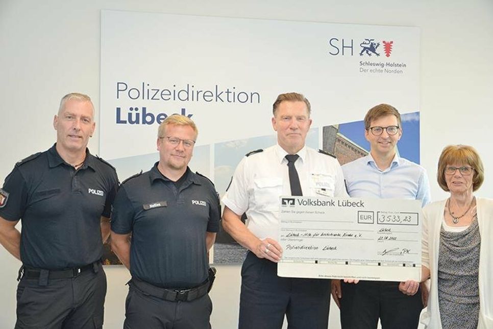 Obligatorische Scheckübergabe in Lübeck: Organisator Nicky Päsch (von links), Jan Nellies (Leiter der Polizeistation Timmendorfer Strand), Thomas Wolff (stellvertretender Behördenleiter der Polizeidirektion Lübeck), Dr. Martin Demmert (Oberarzt der onkologischen Station am UKSH Lübeck) und Heidemarie Menorca (1. Vorsitzende der Lübeck-Hilfe für krebskranke Kinder e.V.).