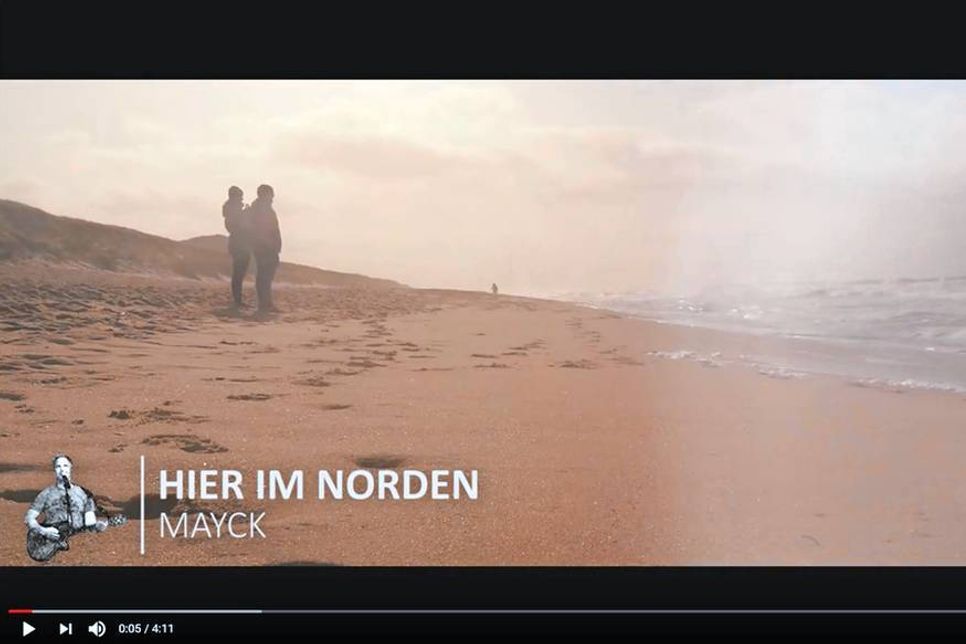 Mayck ist als Singer/Songwriter mit einem eigenen Programm und Coversongs in Norddeutschland unterwegs.