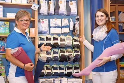 Die Venen-Fachberaterinnen Anja Stormer (lks.) und Larissa Rönfeldt (re.) präsentieren das neue Strumpf-Sortiment.