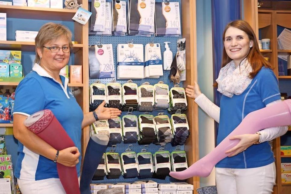 Die Venen-Fachberaterinnen Anja Stormer (lks.) und Larissa Rönfeldt (re.) präsentieren das neue Strumpf-Sortiment.