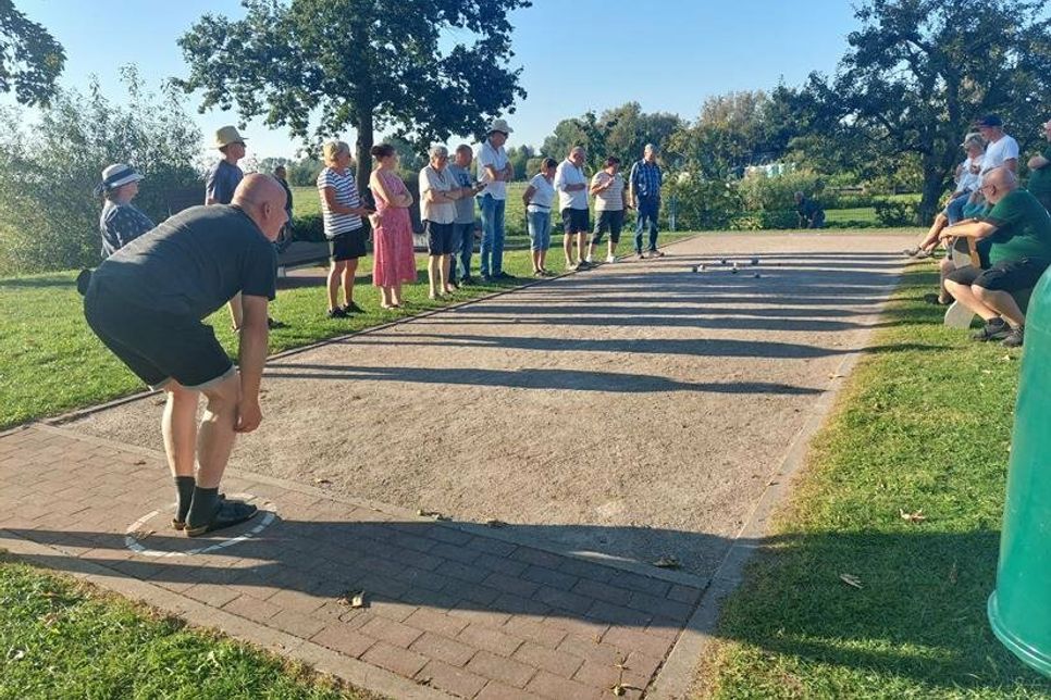 Gewinner Thomas Radden von der „Schießsportgruppe Alte Gruber Bürgergilde“ wirft die Boulekugel. (Foto: Tourismusservice Grube)