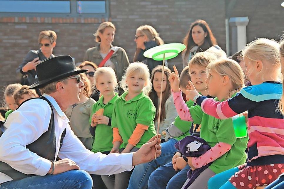 Für die Kinder gab es eine große Spielwiese mit unterschiedlichen Spielen, einer Hüpfburg und Bastelaktivitäten.