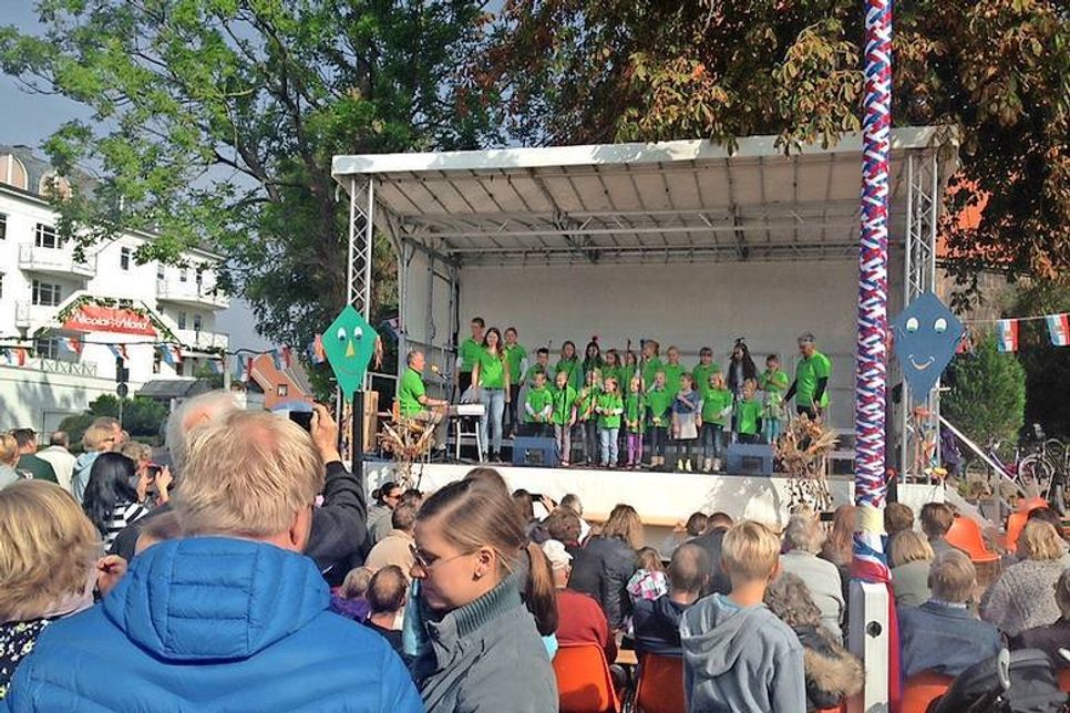 Für die Kinder gab es eine große Spielwiese mit unterschiedlichen Spielen, einer Hüpfburg und Bastelaktivitäten.