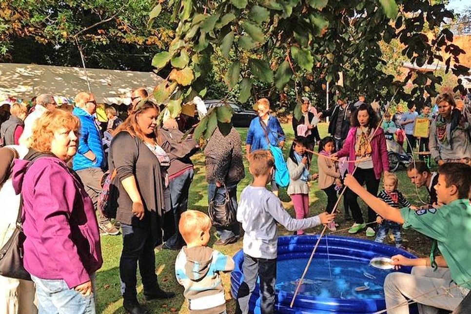 Für die Kinder gab es eine große Spielwiese mit unterschiedlichen Spielen, einer Hüpfburg und Bastelaktivitäten.