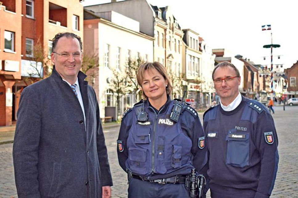 Laden alle Bürger zum diesjährigen Sicherheitstag ein, um über die aktuelle Sicherheitslage auf dem Marktplatz und generell in Preetz zu informieren: Bürgermeister Björn Demmin (v.l.), Tanja Müller-Brix, Leiterin der Preetzer Polizeistation und Sven Petersen von der Präventionsstelle der Polizei Kiel