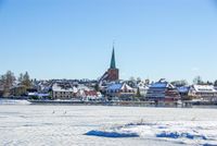 Pascal Holm schickte uns diesen stimmungsvollen Blick vom Binnenwasser aufs winterliche Neustadt.