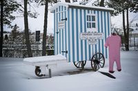 Auch Sehenswürdigkeiten haben ihren Reiz im Schnee, so wie der Grömitzer Badekarren, fotografiert von Anne Basler-Meier.