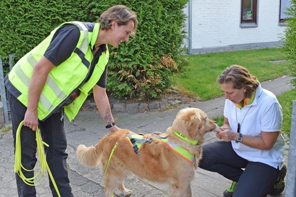 Die Suchübung war erfolgreich – Hündin Lilly hat Katja Petersen (re.) aufgespürt und erhält als Belohnung ihr Leckerli