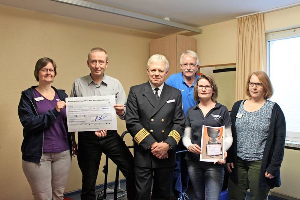 Erster Polizeihauptkommissar und Inspektionsleiter Marco Antler (Mi.) überreichte den Scheck an den ärztlichen Leiter Dr. Wolfgang Broxtermann (2. v. lks.).