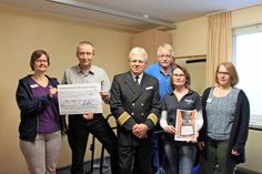 Erster Polizeihauptkommissar und Inspektionsleiter Marco Antler (Mi.) überreichte den Scheck an den ärztlichen Leiter Dr. Wolfgang Broxtermann (2. v. lks.).