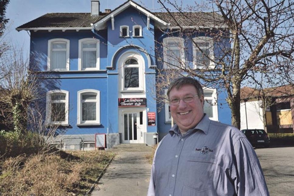 Wirbt für drei Vorstellungen im Rahmen eines besonderen Modellprojekts: Jan Steffen, Vorsitzender des Lachmöwen Theaters, vor der neu bezogenen Geschäftstelle in der Dorfstraße 8 in Laboe.
