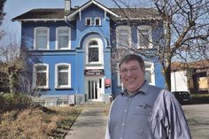 Wirbt für drei Vorstellungen im Rahmen eines besonderen Modellprojekts: Jan Steffen, Vorsitzender des Lachmöwen Theaters, vor der neu bezogenen Geschäftstelle in der Dorfstraße 8 in Laboe.