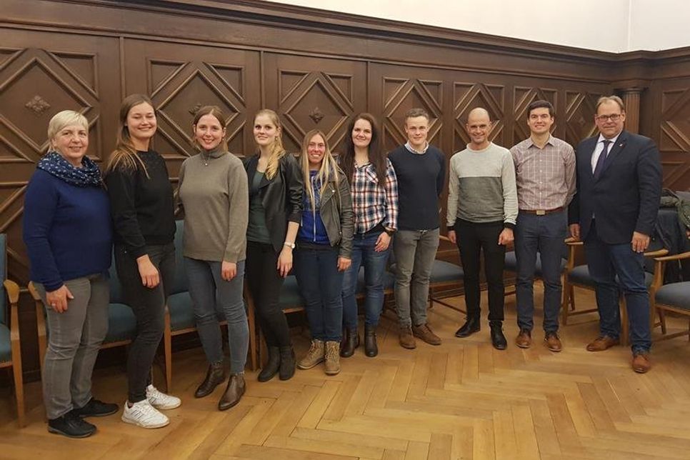 Neustadt. Am 14. November fand die Begrüßung der neuen Lehrkräfte im Trauzimmer des Rathauses statt. Insgesamt gibt es seit Dezember 2018 zehn neue Lehrkräfte an der Schule am Rosengarten, der Jacob-Lienau-Schule und dem Küstengymnasium. Bürgermeister Mirko Spieckermann hieß die neuen Lehrkräfte in der Hafenheimat Neustadt herzlich willkommen. Mirko Spieckermann bedankte sich bei den Lehrkräften, dass sie einen Teil der insgesamt 1.666 Schüler an den Neustädter Schulen unterrichten. (red)
