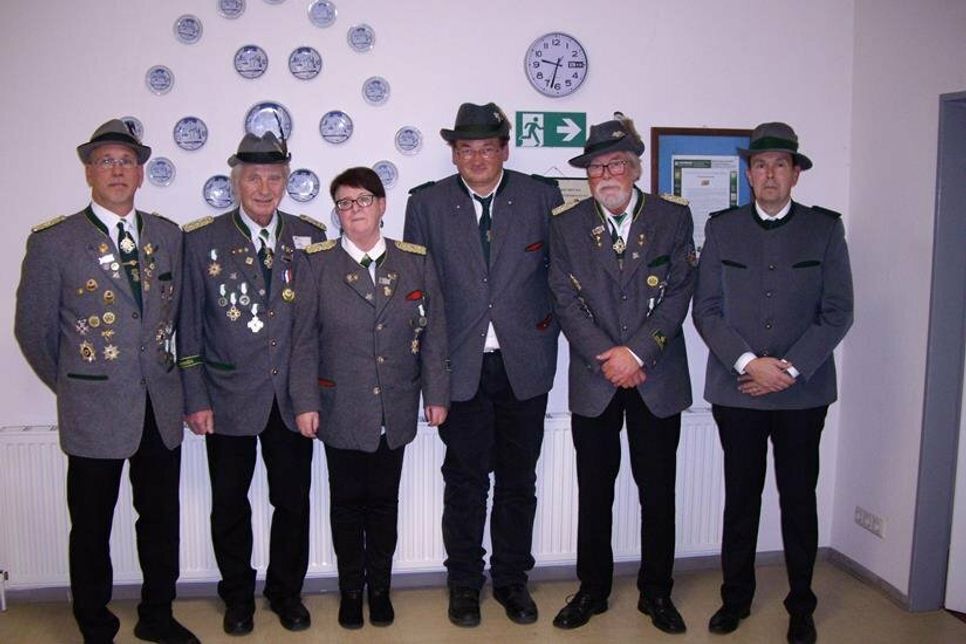BU: Schützenmeister Sven Neumann, I. Ältermann Helmut Groß, Gildeschreiberin Birte Osten-Paschkewitz, Schatzmeister Marc Bichel, II. Ältermann Wolfgang Pink, Zeugmeister Andreas Samp (v. lks.).