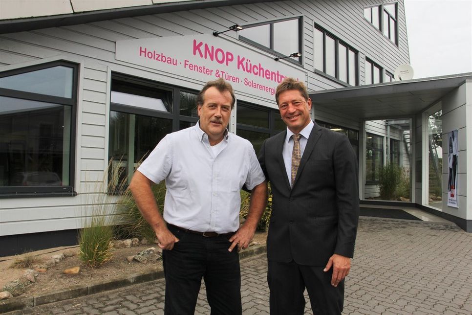 Inhaber Thomas Knop (re.) und Abteilungsleiter Küche Carsten Bandlow freuen sich über den neuen modernen Standort für innovative Küchentrends.