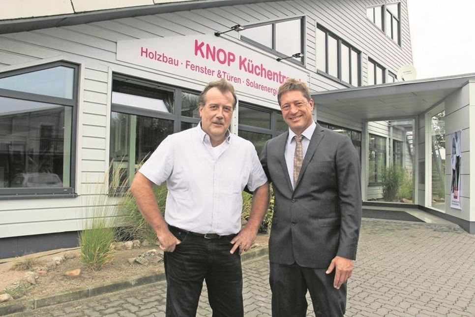 Inhaber Thomas Knop (re.) und Abteilungsleiter Küche Carsten Bandlow freuen sich über den neuen modernen Standort für innovative Küchentrends.