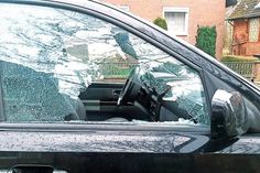 Das Auto einer jungen Geschädigten mit eingeschlagener Fensterscheibe in Travemünde. (Foto: privat)