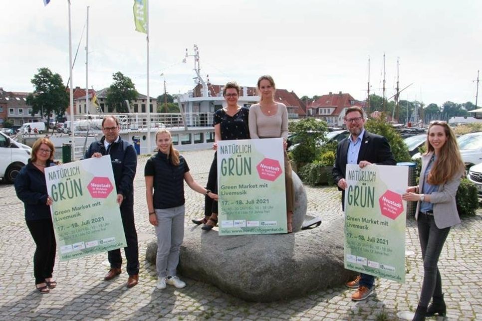 Stadtmarketingkoordinatorin Andrea Brunhöber, Bürgermeister Mirko Spieckermann, Nachhaltigkeitsmanagerin Lina Koop mit Claudia Falk und Wencke Susemihl von der Nordlicht Agentur sowie Sandra Meiers und Dirk Heckmann (beide Stadtwerke).
