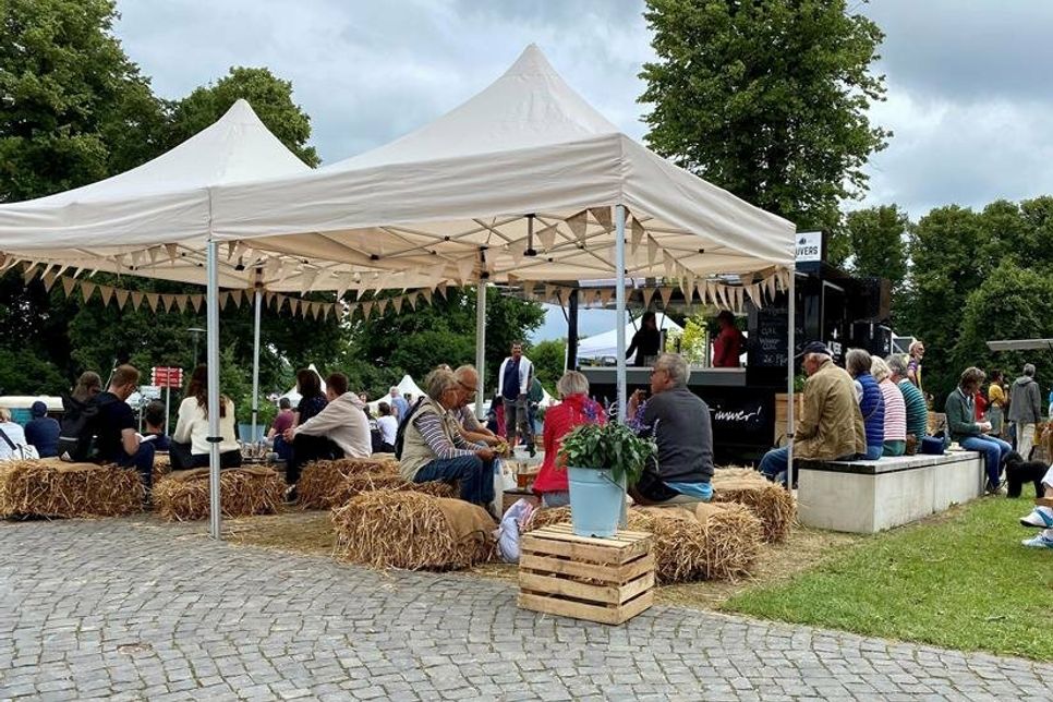 Gemütliche Runde auf Strohballen: Auch bei der Ausstattung des Marktes, wie hier in Eutin, spielt der nachhaltige Gedanke eine wichtige Rolle.