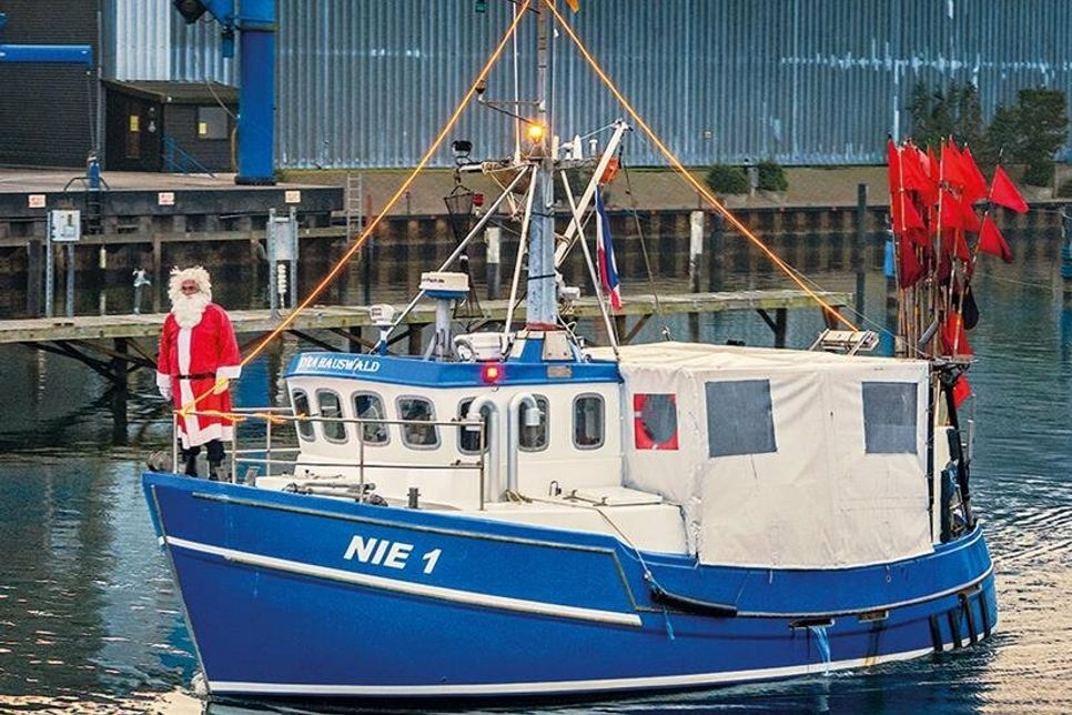 Ein Highlight, vor allem für die Kids: Täglich um 16 Uhr kommt der Weihnachtsmann traditionell mit dem Boot in den Hafen gefahren.