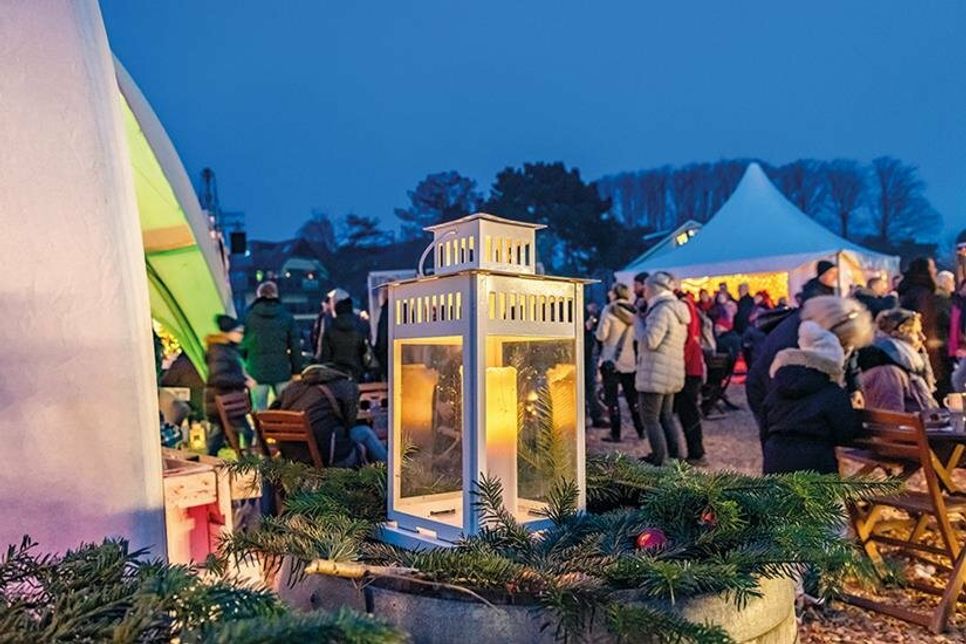 Einer der schönsten Weihnachtsmärkte der Region: „Fischers Wiehnacht“ lädt am ersten Adventswochenende bei viel Live-Musik zum Verweilen ein.