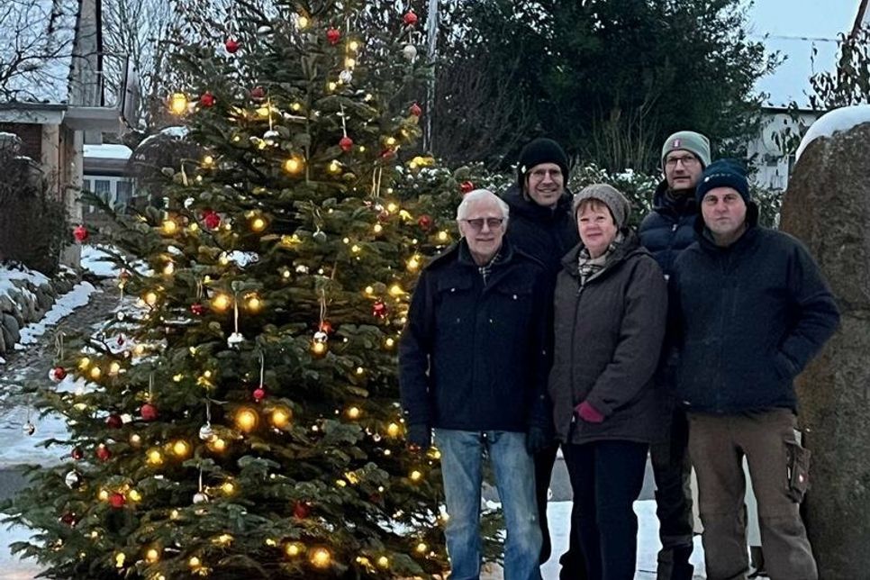 Der Ortsbeirat Rettin hat wie jedes Jahr den Weihnachtsbaum am Hinkelstein aufgestellt und geschmückt.
