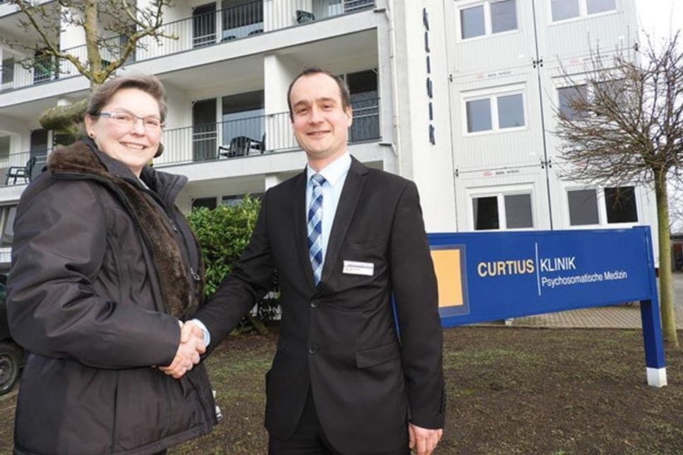 Dankend nahm Tanja Rönck die Spende der Curtiusklinik von Geschäftsführer Mario Barthel für die Malenter Schulen an.