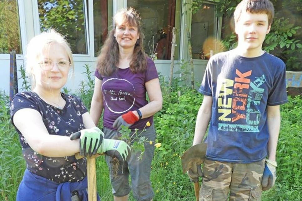 Lernen fürs Leben - im Garten: Jana, Sylvia Schleeh und Ole.