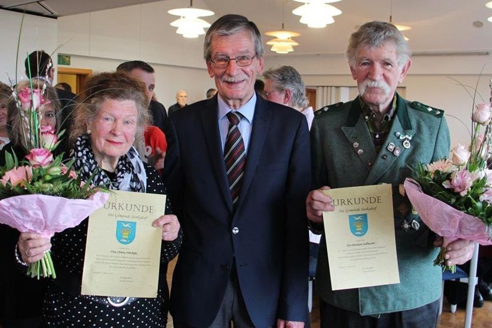 Bürgermeister Bernhard Markmann (Mi.) ehrte die Künstlerin und Lyrikerin Christa Wächtler sowie den Bananenmuseumsmacher Bernhard Stellmacher für ihr kreatives Wirken in der Gemeinde.