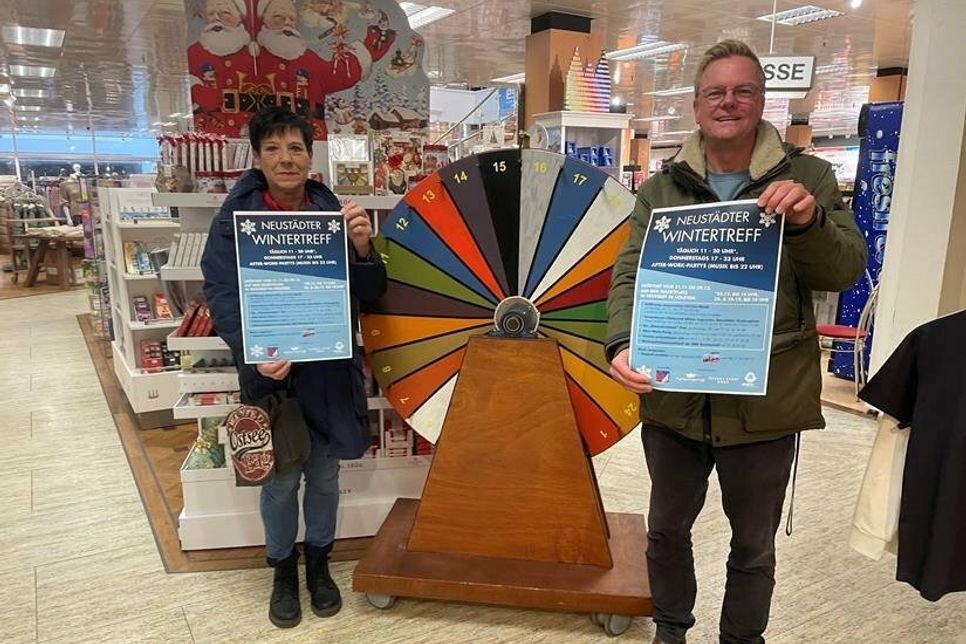 Carola Seubert und Sven Muchow vom Gewerbeverein freuen sich auf die kommenden 39 Tage, an denen der Wintertreff geöffnet ist.