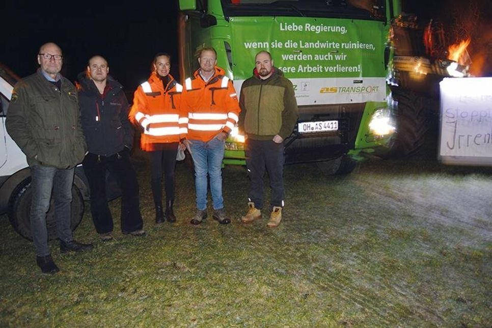 Sie fordern ein Umdenken der Politik und haben sich daher am Montagabend in Techau zur Mahnwache mit Mahnfeuer eingefunden: Hartmut Hamerich (von links), Sergej Gerlitz, Nina und Alexander Schwartz und Henrik Broosch.