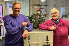 Strahlendes Lächeln bei der Gewinnübergabe: Sven Muchow vom reporter übergab den Hauptgewinn unseres Nikolaus-Gewinnspiels an Angelika Dames.