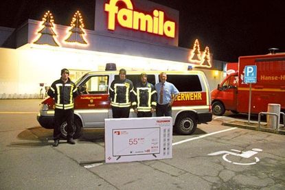 Die Kameraden der Freiwilligen Feuerwehr Göhl, Frank Seehase, Malte Evers und Tino Rademann mit Oldenburgs famila-Warenhausleiter Oliver Wagner zur Übergabe am 5. Dezember vor dem weihnachtlich dekorierten famila-Warenhaus am Voßberg.