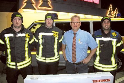 Die Kameraden der Freiwilligen Feuerwehr Göhl, Frank Seehase, Malte Evers und Tino Rademann freuen sich über das neue Arbeitsgerät, überreicht von Oldenburgs famila-Warenhausleiter Oliver Wagner.