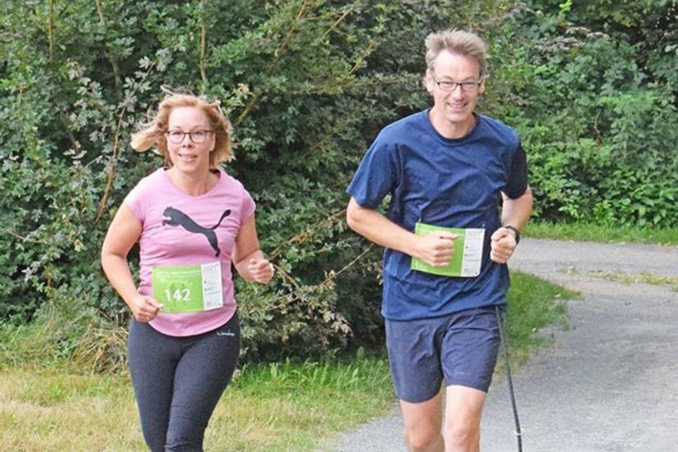 Christine und Jan Hoppe laufen auch sonst in ihrer Freizeit viel, - fast immer mit dabei: Hund „Puschel“