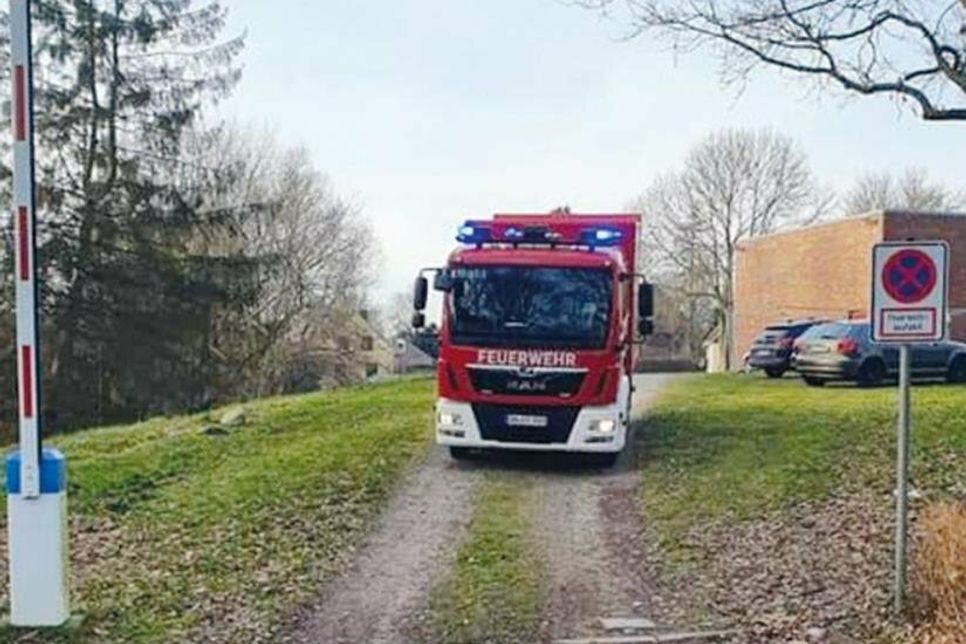 Nach einer Alarmierung kommt es auf jede Sekunde an. Die Einsatzkräfte brauchen 100 Prozent Verlass, ungehindert ausrücken zu können.