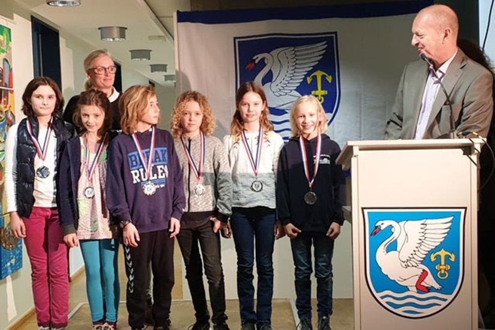 Laboes Bürgermeister Marc Wenzel gratulierte den erfolgreichen Nachwuchsschwimmern und Trainerin Claudia Telli.